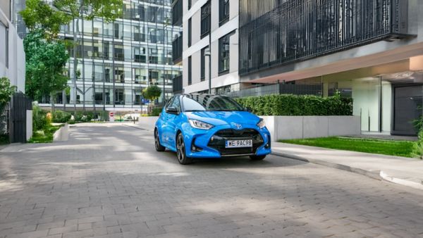 Toyota Yaris zaparkowana na tle budynków