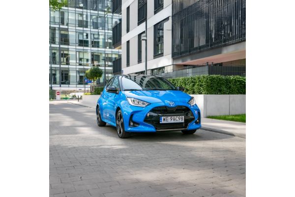 Toyota Yaris zaparkowana na tle budynków