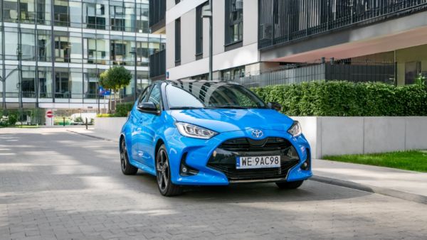 Toyota Yaris zaparkowana na tle budynków