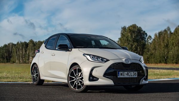 Zaparkowana Toyota Corolla Hatchback na tle drzew