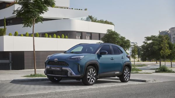 Toyota Yaris Cross zaparkowana obok białego domu
