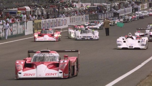 Toyota GR010 HYBRID podczas startu na torze w Le Mans