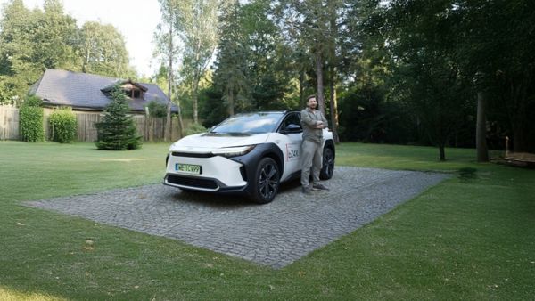 Arkady Fiedler rusza Toyotą bZ4X w podróż po Europie