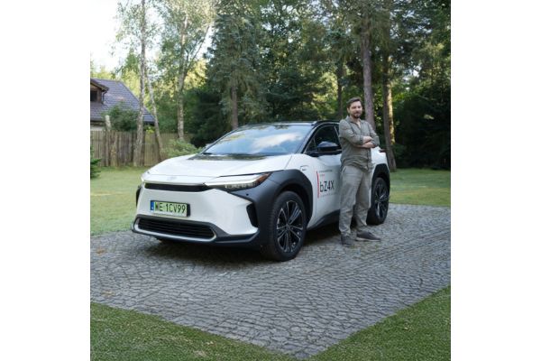 Arkady Fiedler rusza Toyotą bZ4X w podróż po Europie