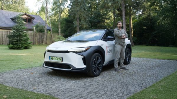 Arkady Fiedler rusza Toyotą bZ4X w podróż po Europie
