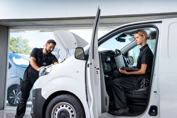 2 mécaniciens travaillant sur un Proace