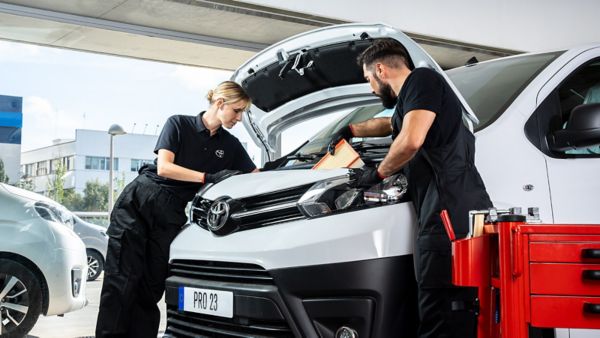 man and woman servicing Toyota Proace