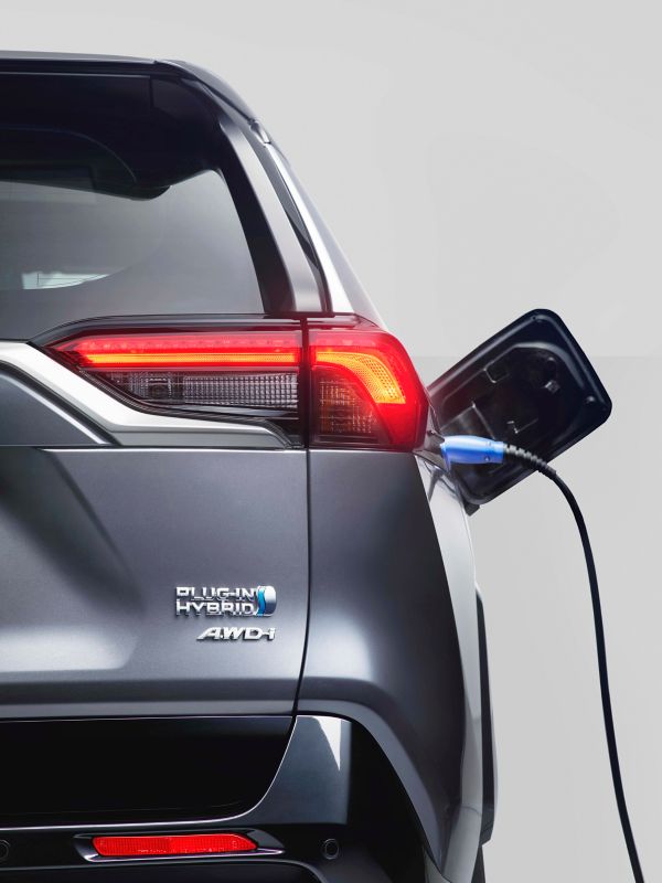 TOY_RAV20_HUB_SOC_IMG_15_PHEV