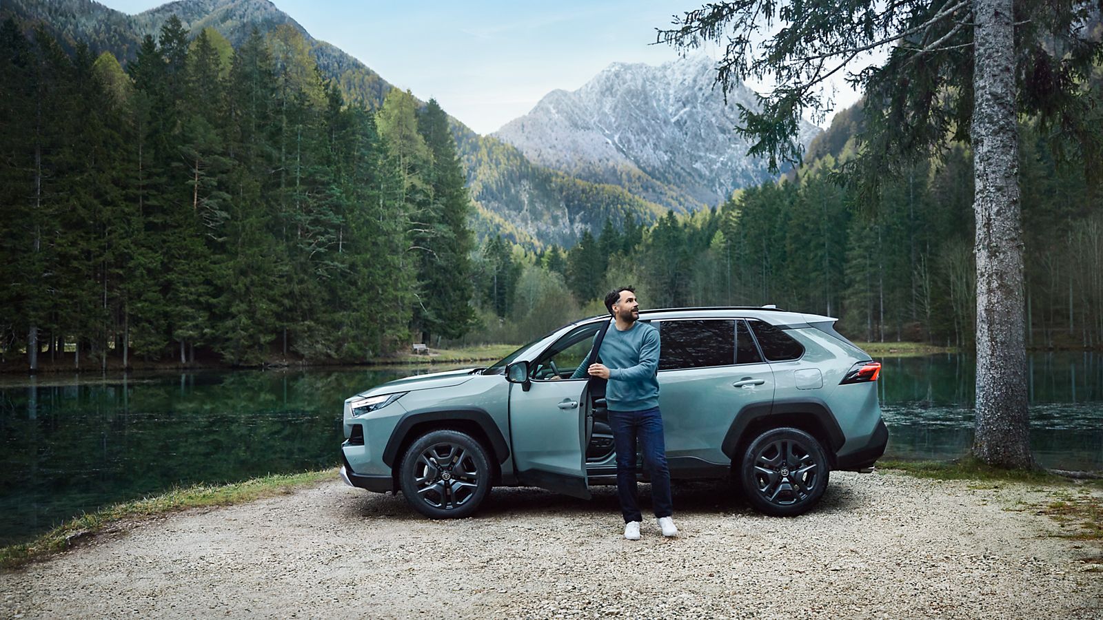 Toyota RAV4 järven rannalla