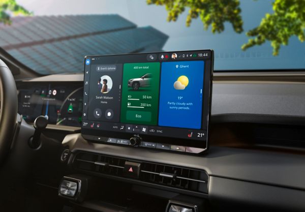Gros plan de l'écran multimédia du RAV4 montrant l'autonomie restante en mode électrique