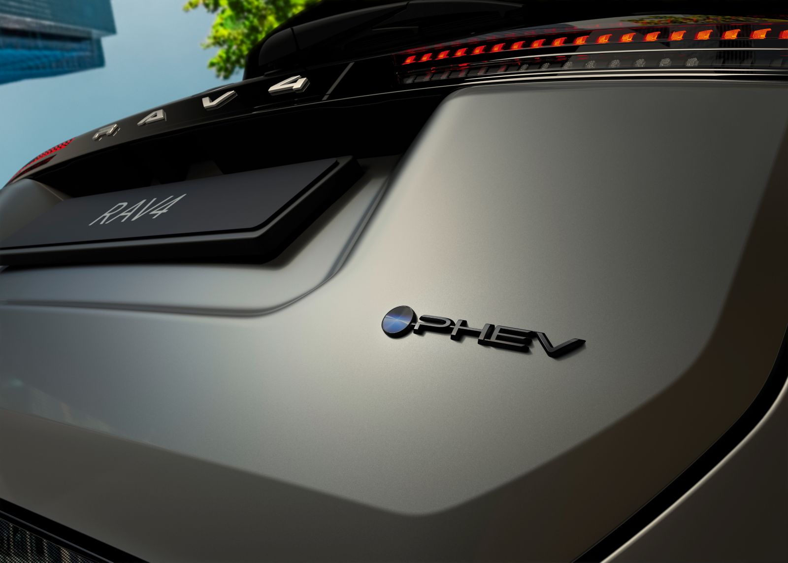 Dettaglio badge PHEV del Nuovo RAV4