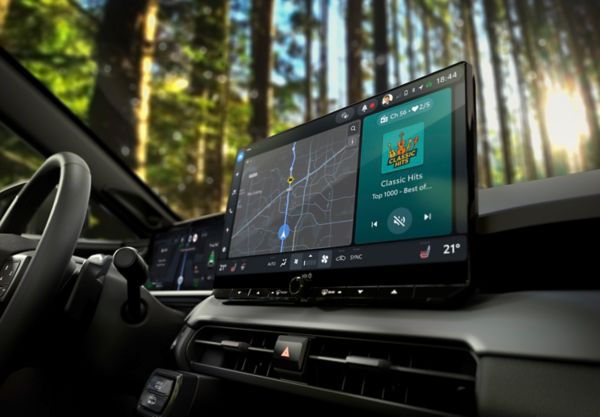 Gros plan sur le grand affichage multimédia du RAV4