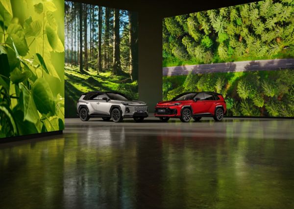 RAV4 Hybride Rechargeable et GR SPORT stationnés devant des écrans montrant des scènes de forêt