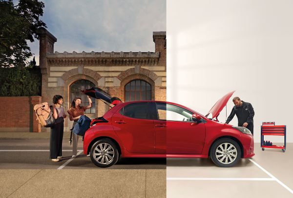 Geteiltes Bild eines roten Yaris, vorderer Teil beim Check in einer Werkstatt, hinterer Teil in einer Stadt, zwei Frauen mit Rucksäcken am Kofferraum.