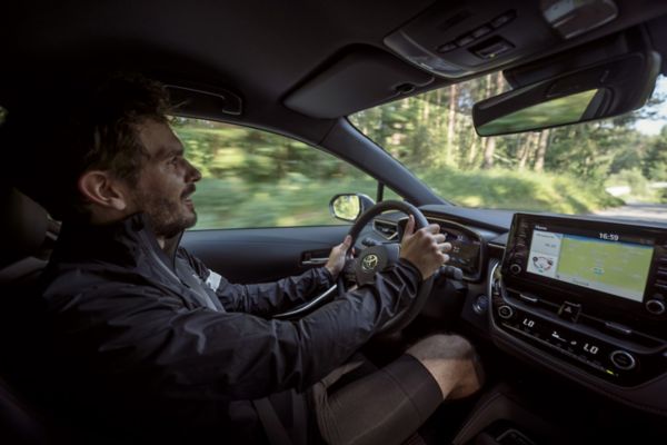 Homme qui conduit un SUV Toyota