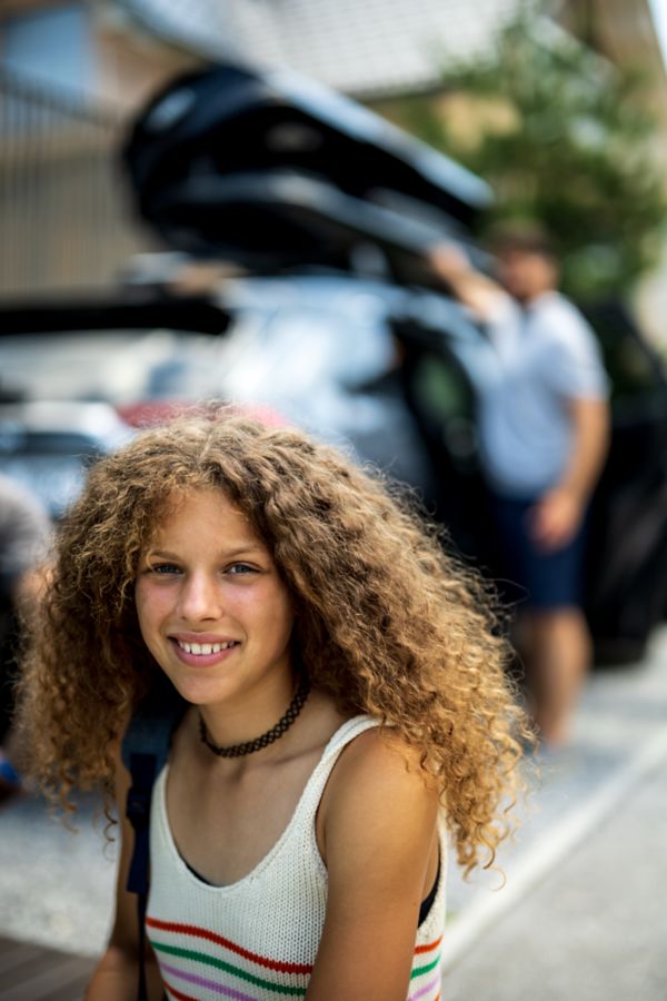 Jeune femme à l'extérieur d'un Toyota RAV4