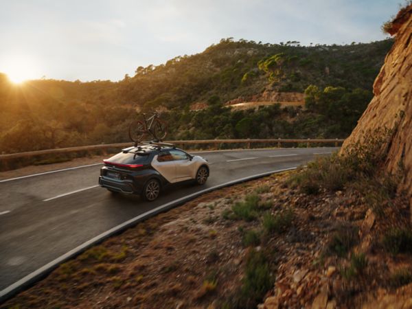 Toyota c-hr dans une route