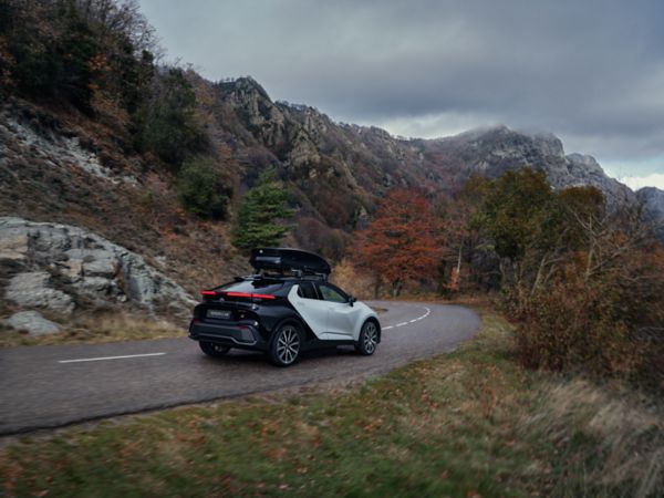 TOY_SEASONAL_2024_HUB_VLV_IMG_KV_SUMMER_WET-WINTER_C-HR_Roofbox_2