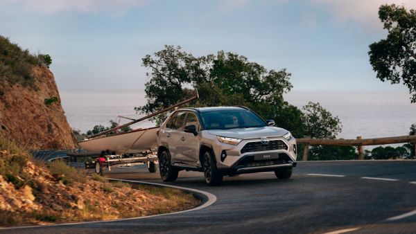 TOY_SEASONAL_2024_HUB_VLV_IMG_KV_SUMMER_WET-WINTER_RAV4_Towing-3