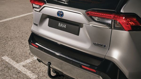 TOY_SEASONAL_2024_HUB_VLV_IMG_KV_SUMMER_WET-WINTER_RAV4_Towing_CLOSEUP-3