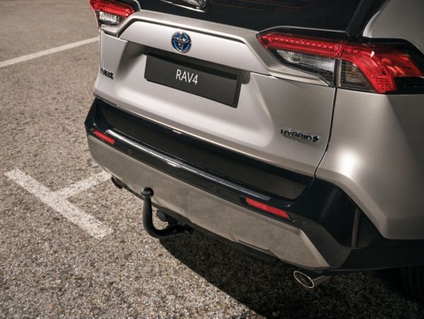 Nahaufnahme vom Heck eines silbernen RAV4 mit einer Anhängezugvorrichtung, der auf einem Parkplatz geparkt ist