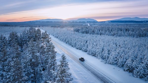 TOY_SEASONAL_2024_HUB_VLV_IMG_KV_WINTER_RAV4-PHEV_Roofbox_2-2