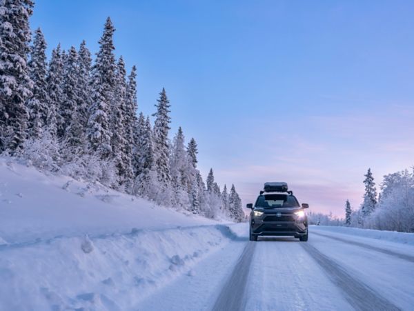 TOY_SEASONAL_2024_HUB_VLV_IMG_KV_WINTER_RAV4-PHEV_Roofbox_3-3