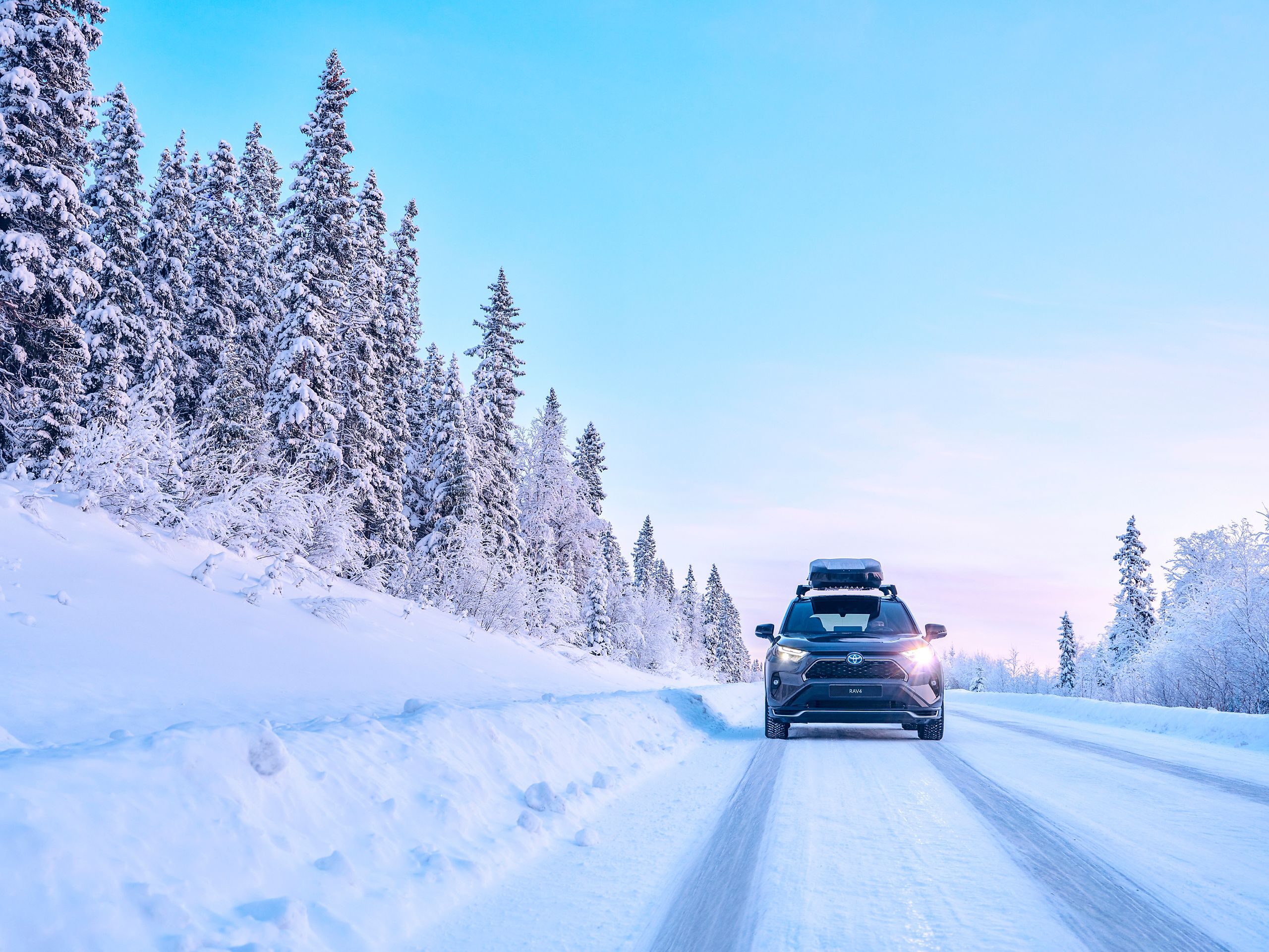TOY_SEASONAL_2024_HUB_VLV_IMG_KV_WINTER_RAV4-PHEV_Roofbox_3_01_Flat