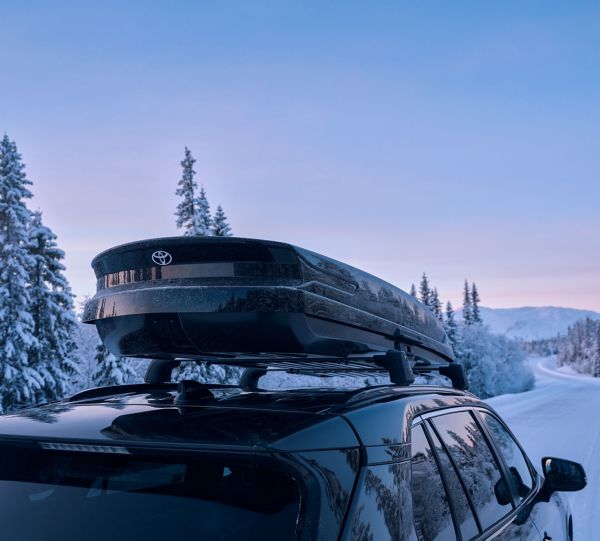 TOY_SEASONAL_2024_HUB_VLV_IMG_KV_WINTER_RAV4-PHEV_Roofbox_closeup-1