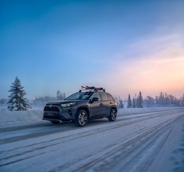 Voiture roulant sur la neige et respectant la loi montagne