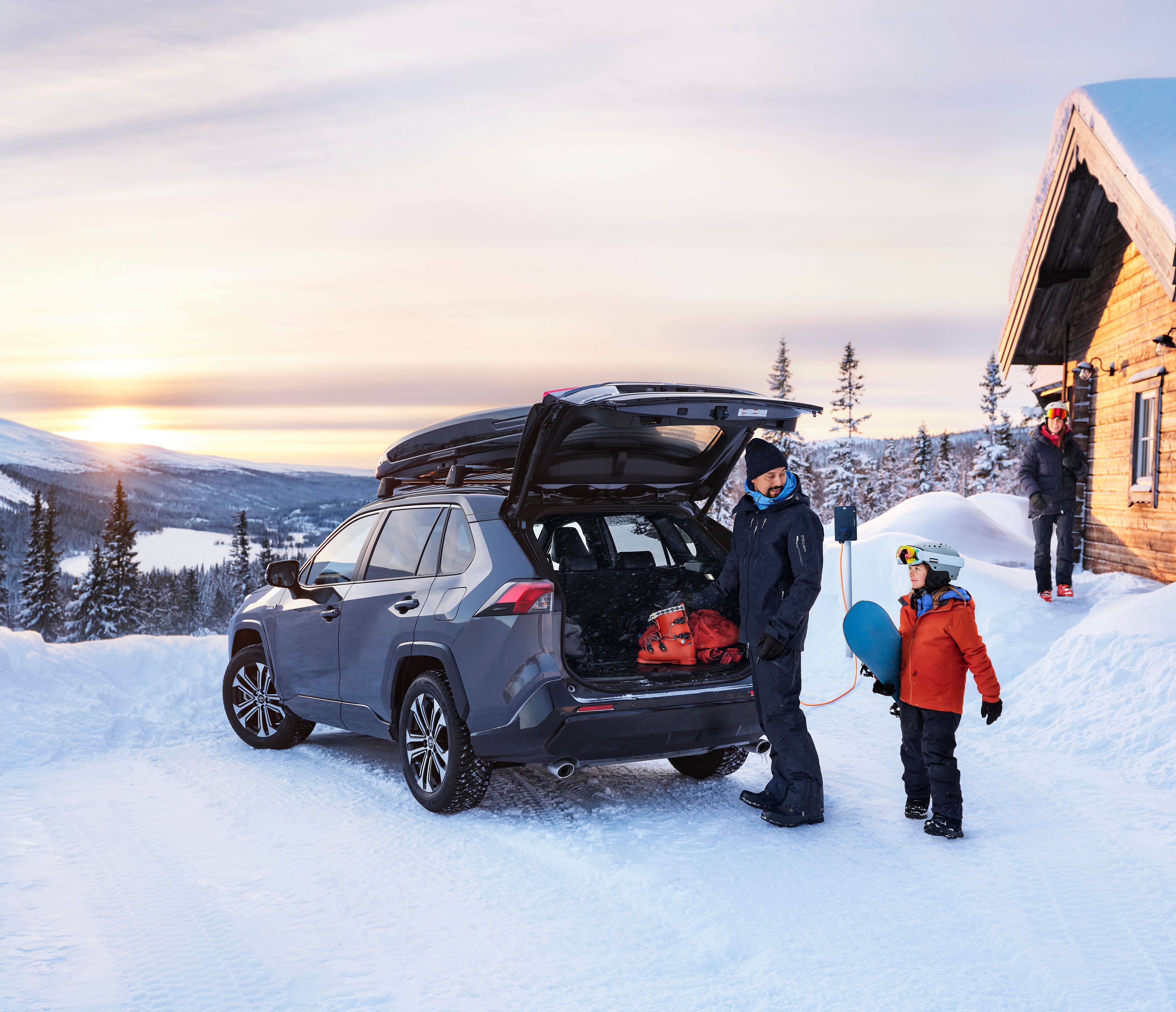 TOY_SEASONAL_2024_HUB_VLV_IMG_KV_WINTER_RAV4-PHEV_Trunk-Liner_with_Charging_01_Flat