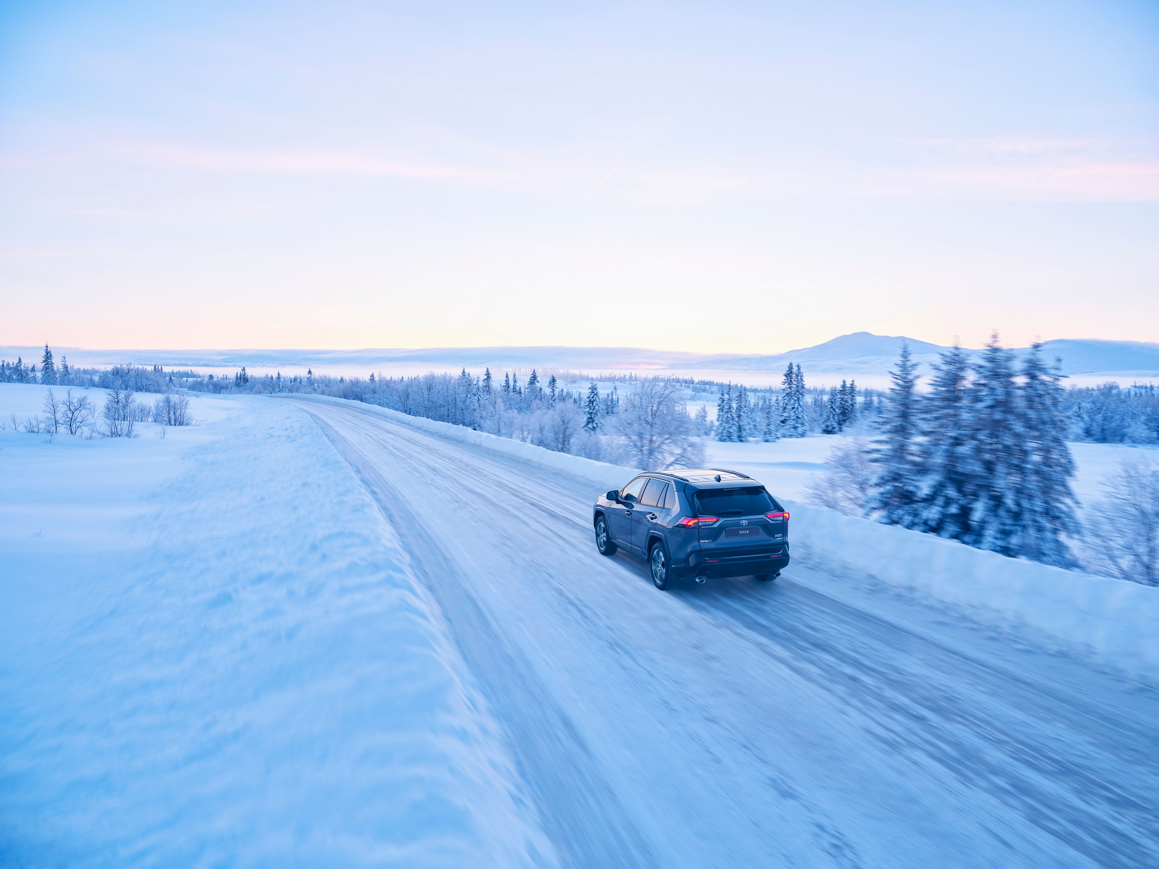 TOY_SEASONAL_2024_HUB_VLV_IMG_KV_WINTER_RAV4-PHEV_Wheels_01_Flat