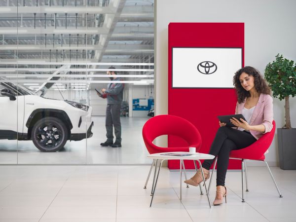 Frau in einem Toyota Service