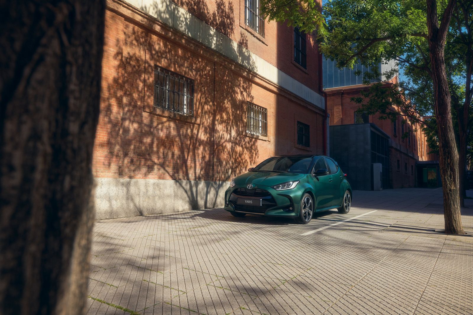 Toyota Yaris pargitud maja kõrvale