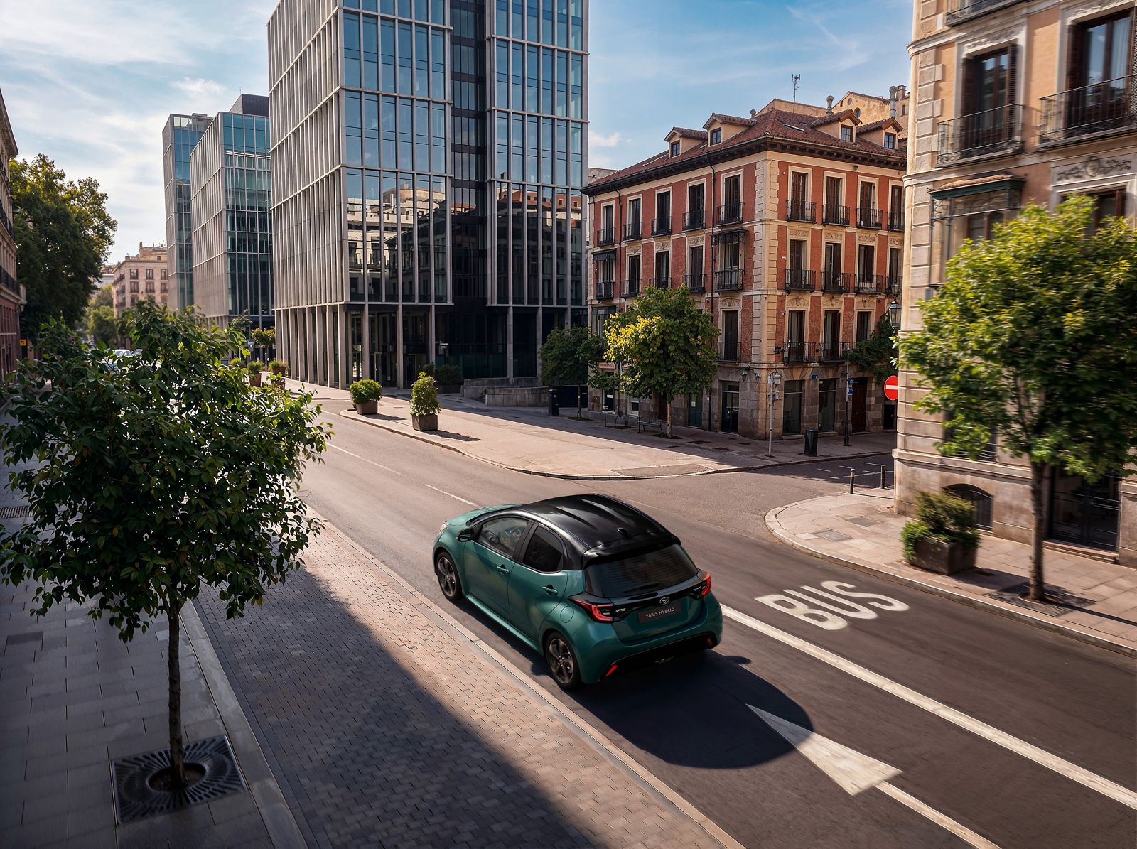 Toyota Yaris sõidab tänaval