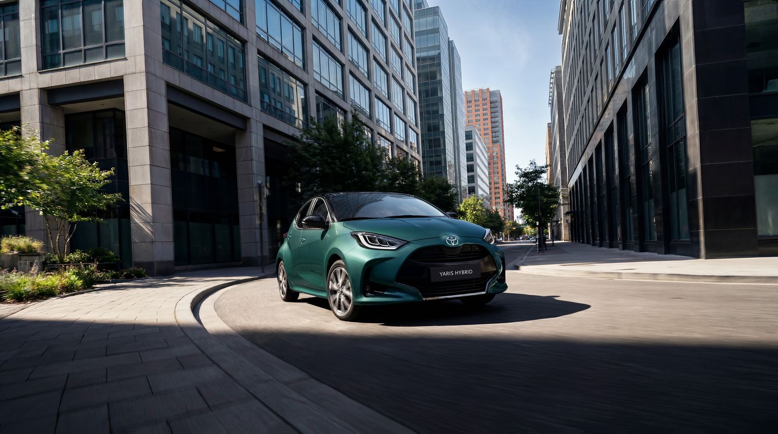 Bestuurder loopt enthousiast met wapperend haar naar de Toyota Yaris