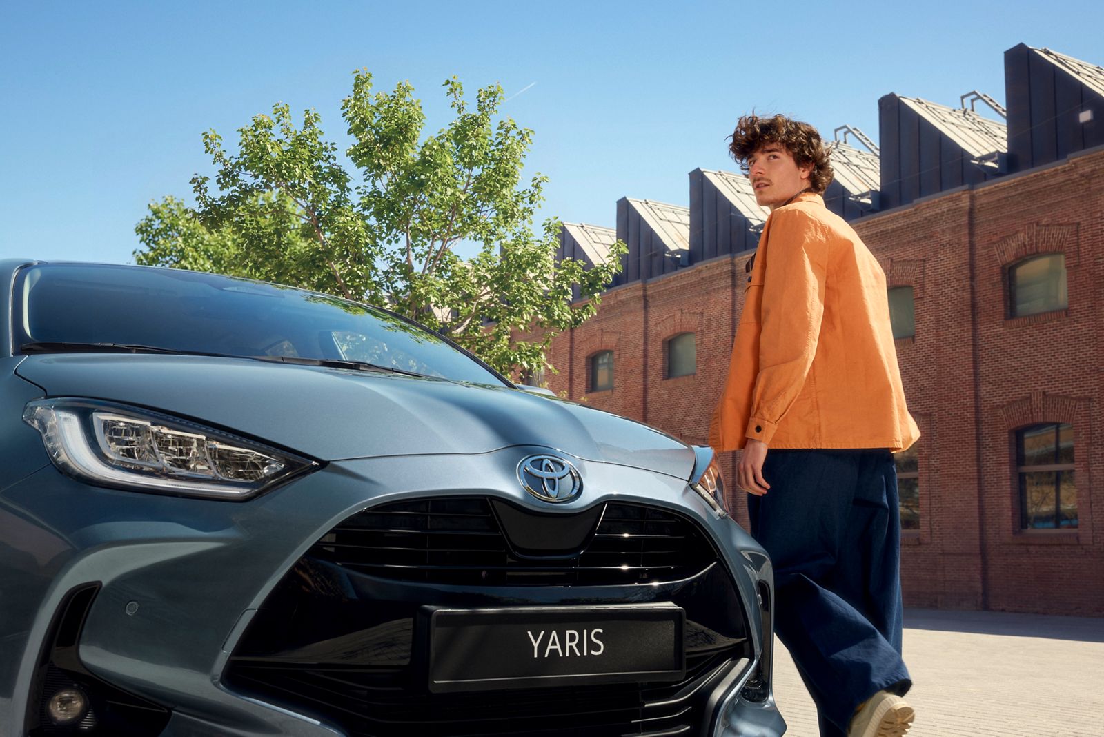 Toyota Yaris sivusta kuvattuna