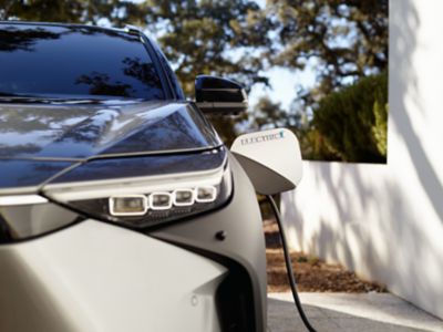 Bateriový elektromobil Toyota bZ4X dobíjený doma