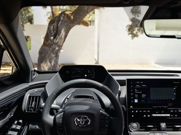 Toyota bZ4X sähköauton kojetaulu