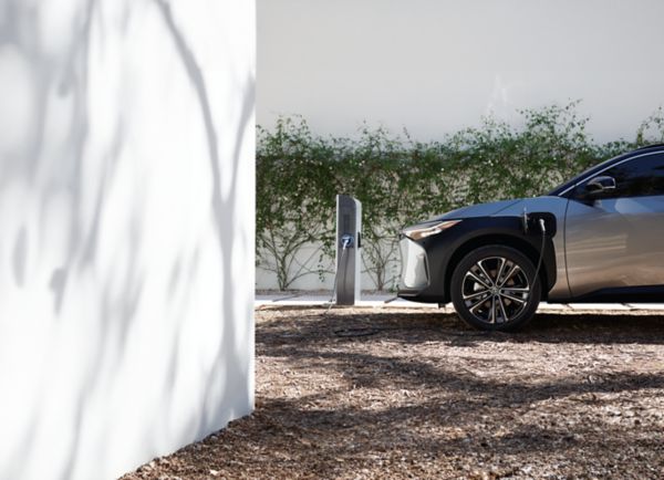 TOY_bZ4X_2021_PRELAUNCH_HUB_BRAND_IMG_KV_Profile_charging-5