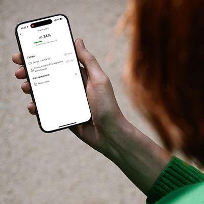 Řidič používá aplikaci MyToyota ke kontrole stavu nabití baterie ve vozidle.
