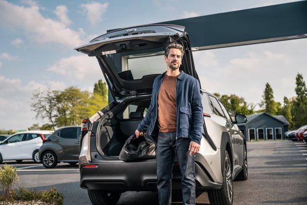 Man removing luggag from Toyota boot