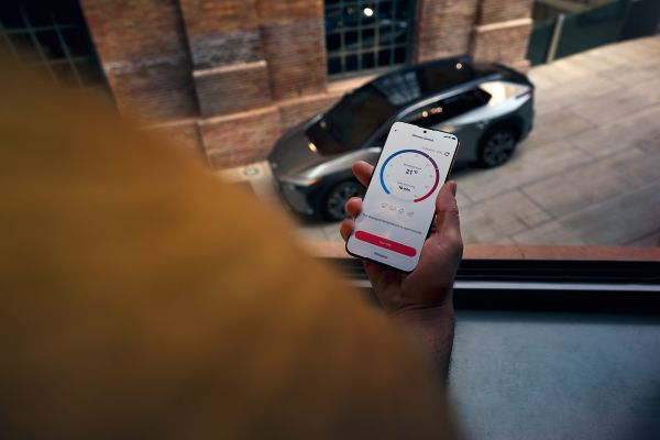 Un proprietario che utilizza l'app MyToyota per controllare a distanza la temperatura dell'abitacolo 