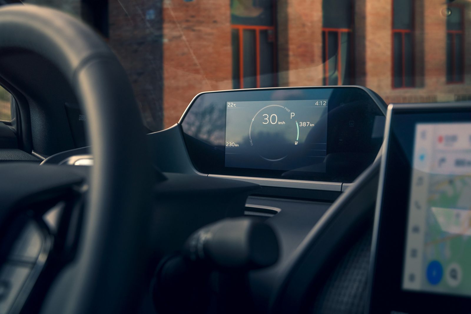 Blick von hinten auf das Cockpit des Toyota bZ4X, man blickt auf das Multimeter vorm Lenkrad, das Geschwindigkeit und weitere Informationen anzeigt.