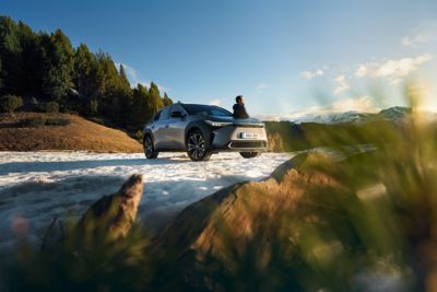 Dobrodružný bateriový elektromobil Toyota bZ4X na sněhu