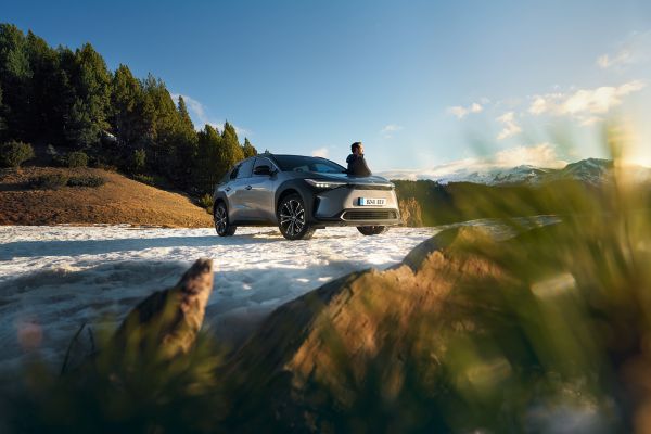 De avontuurlijke Batterij-elektrische Toyota bZ4X in de sneeuw