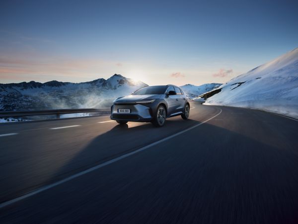 Toyota bZ4X паркиран до крайбрежната ивица 