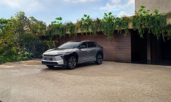 Toyota bZ4X op een oprit