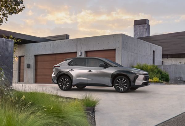 Toyota bZ4X lagt fyrir utan heimili