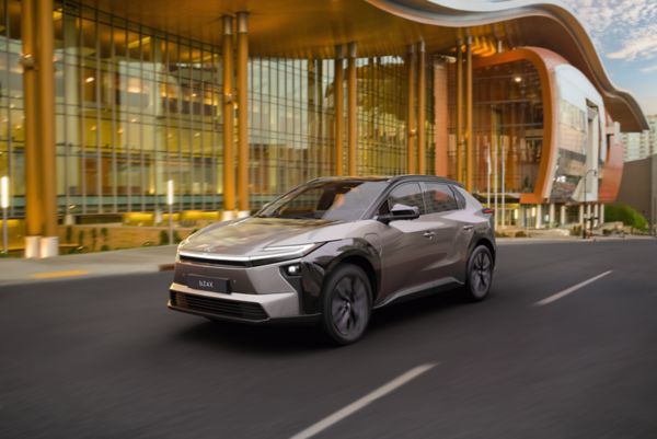 Toyota bZ4X ruland prin oras